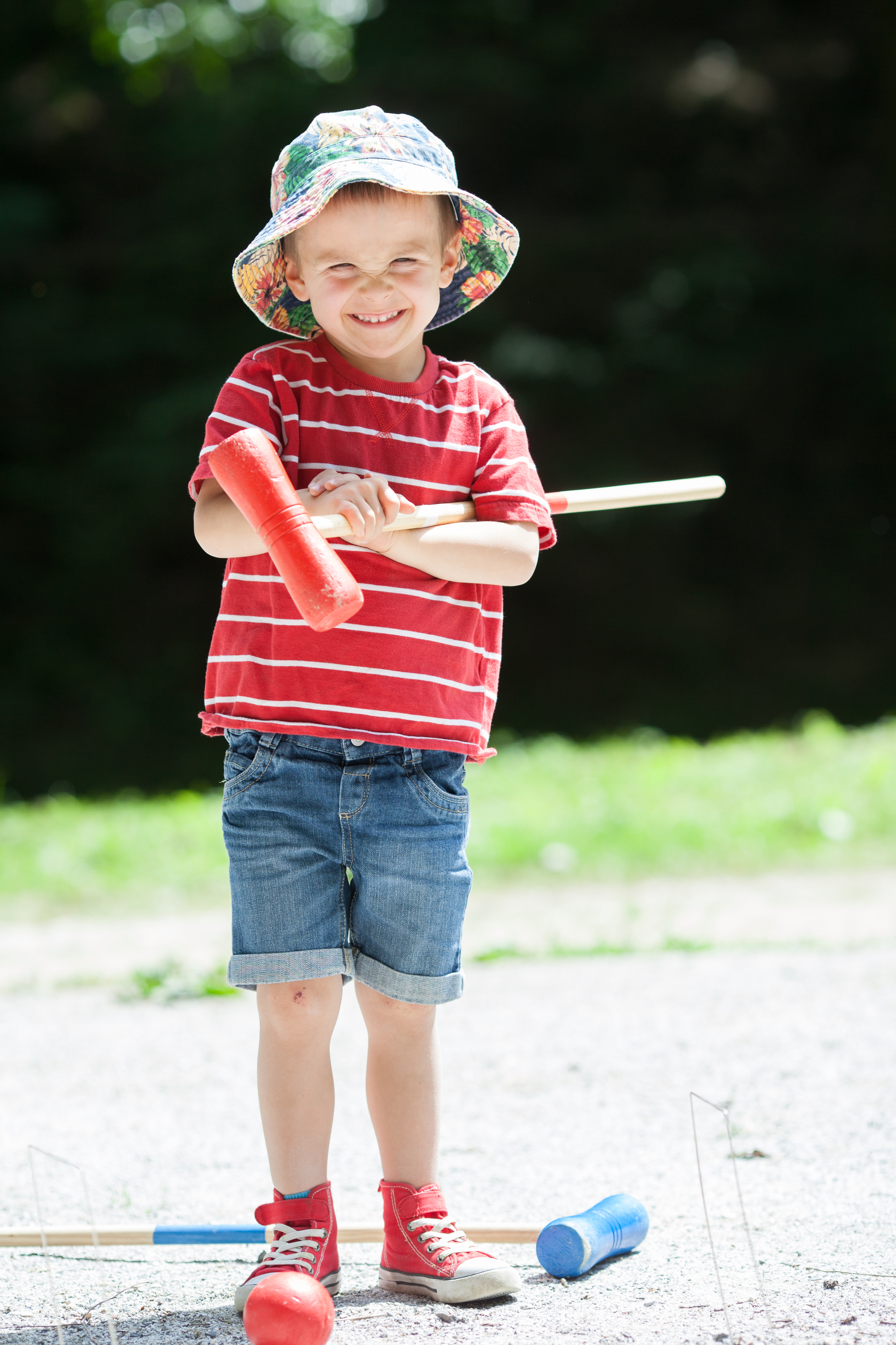 Kind spielt Croquet